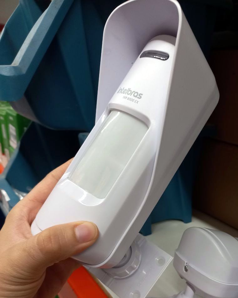 Sensor de presença externo de duplo infravermelho, com aba de proteção no topo
