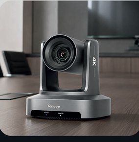 Câmera PTZ Tenveo 4K prateada sobre uma mesa de reunião